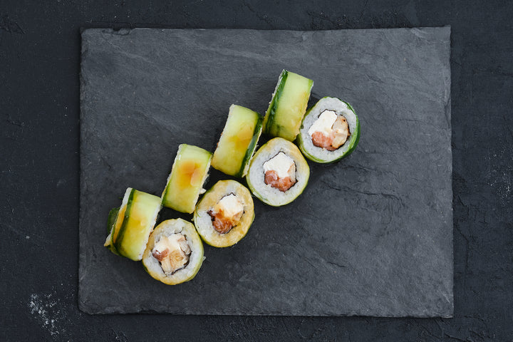 Sushi de pepino con surimi y arroz